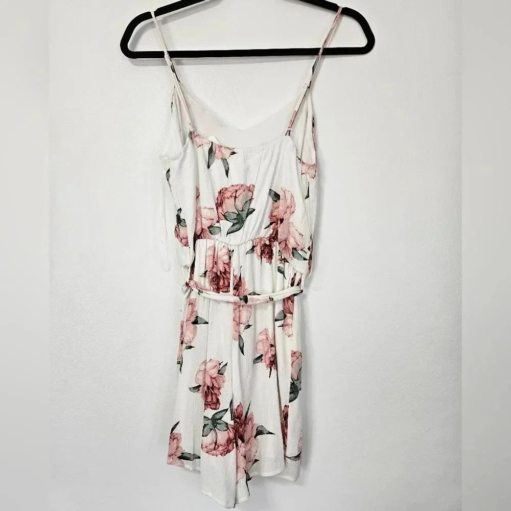 Everly Floral Peony Romper White Pink V-Neck Tie Waist Sleeveless Size Med NWT - Picture 2 of 6
